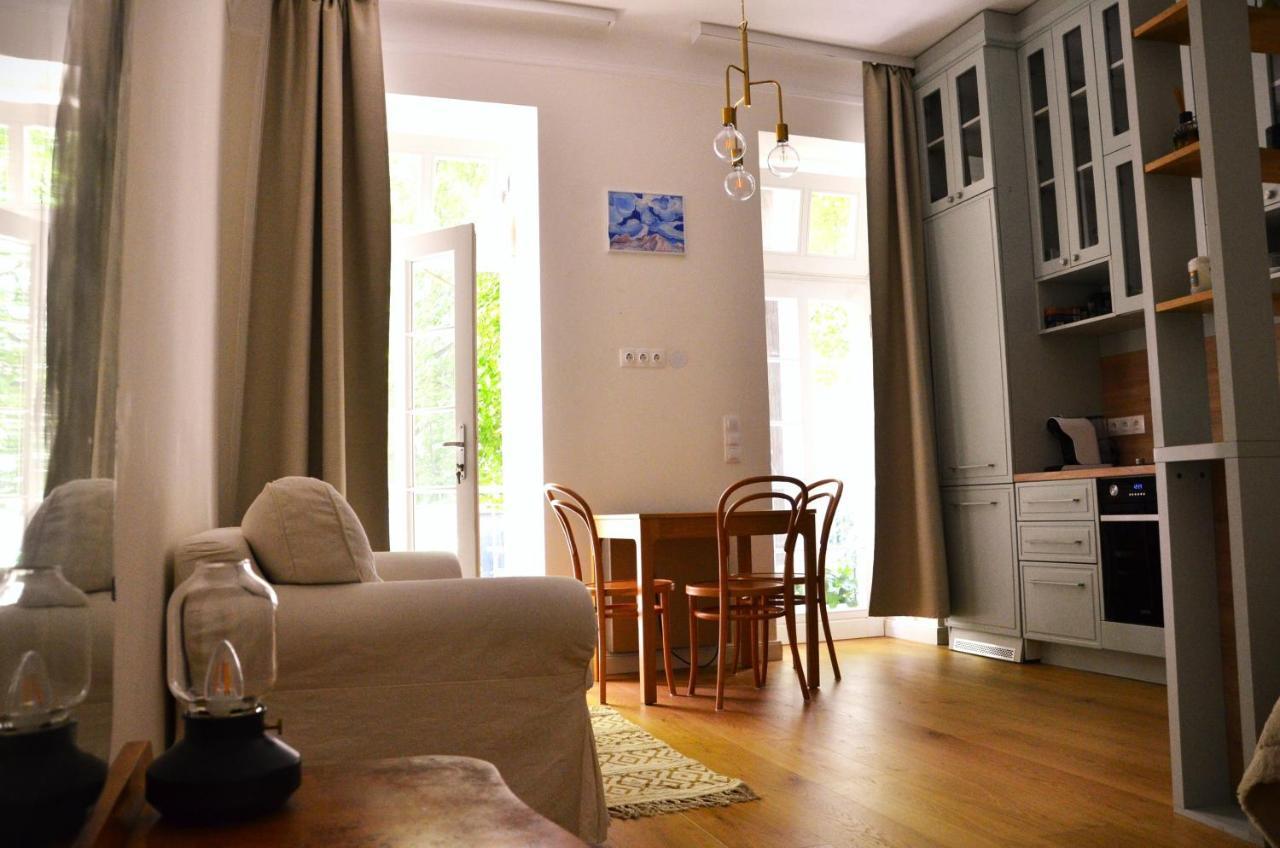 Central Vienna Apartment With Garden View Экстерьер фото